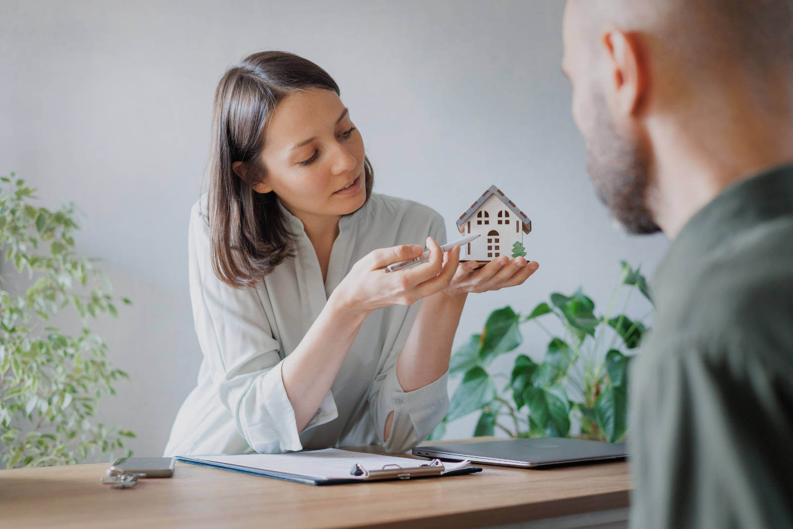 a woman and a man in a real estate office a woma 2022 03 01 18 18 28 utc